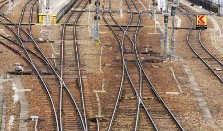 ಉದ್ದೇಶಿತ ರೈಲ್ವೇಮಾರ್ಗ ಬದಲಿಸಲು ಮನವಿ