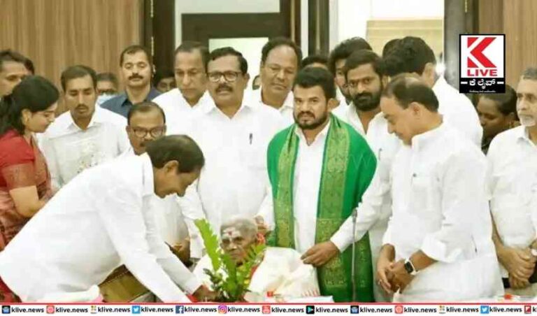 ತೆಲಂಗಾಣ ಮುಖ್ಯಮಂತ್ರಿಗಳಿಂದ  ಸಾಲುಮರದ ತಿಮ್ಮಕ್ಕನಿಗೆ ಸನ್ಮಾನ