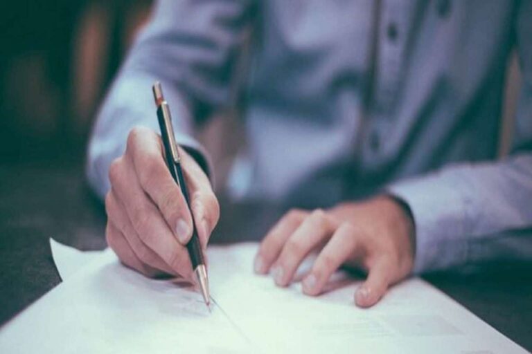 ಬಡವಿದ್ಯಾರ್ಥಿಗಳಿಗೆ ಭೋದಿಸಲು  ಉದ್ಯೋಗ ತೊರೆದ ಐಎಎಸ್ ಅಧಿಕಾರಿ