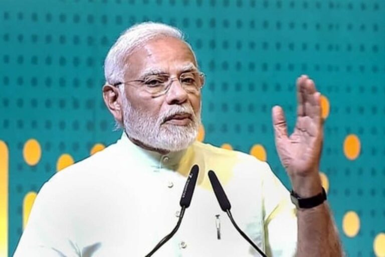 ಶಿಕ್ಷಕರು ಕಠಿಣ ಪರಿಶ್ರಮದಿಂದ ಯುವ ಮನಸ್ಸುಗಳಿಗೆ  ಸಂತೋಷ ಹಂಚುತ್ತಾರೆ