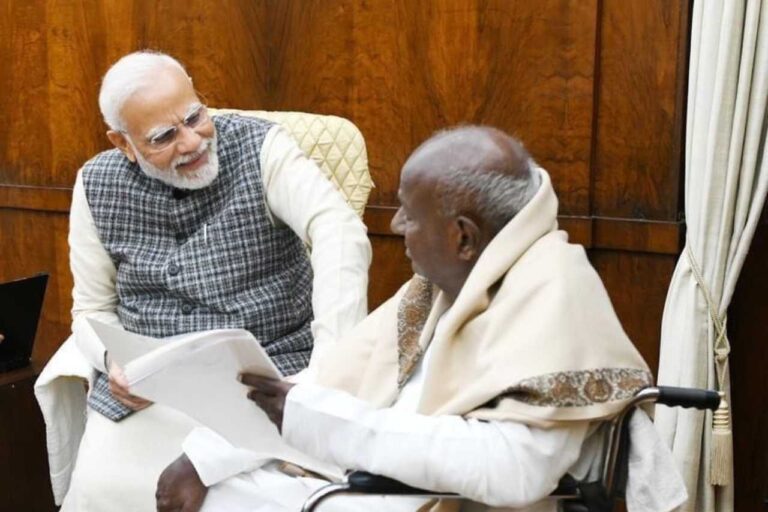 ಪ್ರಧಾನಿಯೊಂದಿಗೆ ಮಾಜಿ ಪ್ರಧಾನಿ