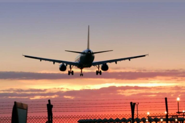 ಕೆನಡಾ ದೇಶದಿಂದ ಭಾರತೀಯ ವೃತ್ತಿಪರರಿಗೆ ಕೆಲಸದ ಪರವಾನಗಿ ವಿಸ್ತರಣಾ ಸೌಲಭ್ಯ