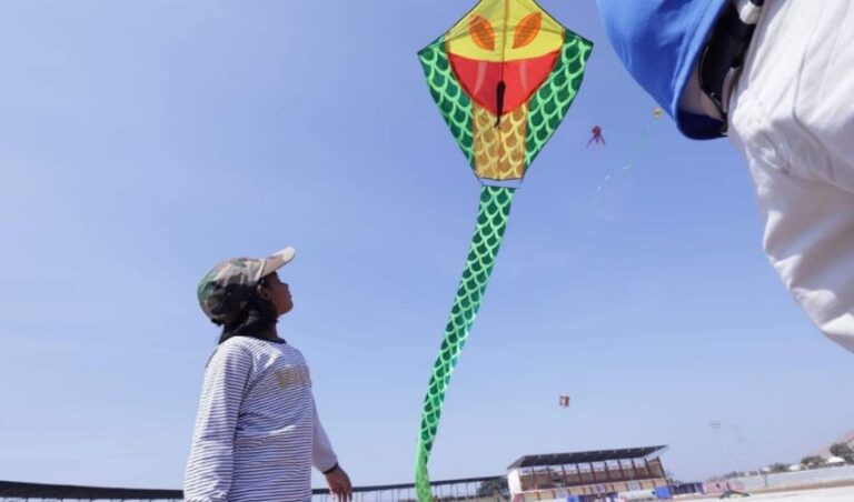 ಬಳ್ಳಾರಿ ಉತ್ಸವದ ಮುನ್ನ ನೀಲ ನಭದಲ್ಲಿಬಣ್ಣಬಣ್ಣದ ಗಾಳಿಪಟ ಹಾರಾಟ ಪ್ರದರ್ಶನ