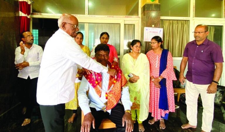 ದಿನವೂ ದೇವರ ಗುಡಿ ಸ್ವಚ್ಛ ಗೊಳಿಸುವ ಕಾರ್ಮಿಕ  ವೆಂಗಯ್ಯನವರಿಗೆ ವಿಶೇಷ ಸನ್ಮಾನ