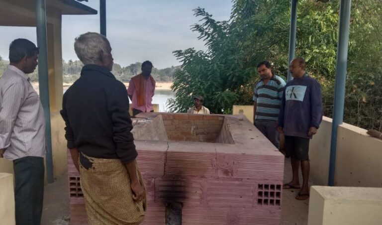 ಚಿನ್ನದಾಸೆಗೆ ಚಿತಾಭಸ್ಮ ಬಾಚಿ ಕದ್ದೊಯ್ದ ಕಳ್ಳರು