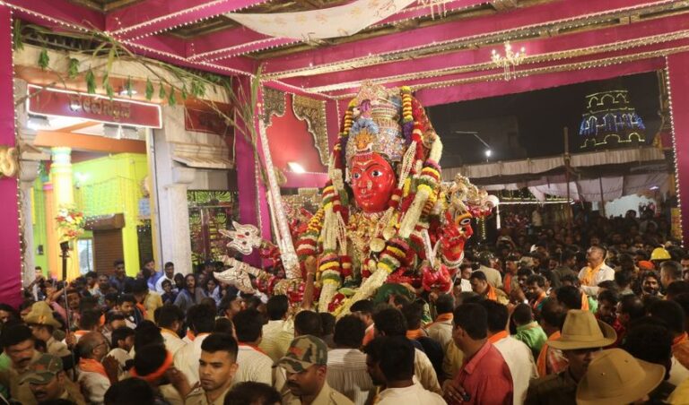 ತವರು ಮನೆಯಿಂದ ಮೆರವಣಿಗೆ ಮೂಲಕ ಪತಿಯ ಮನೆಗೆ ಬಂದ ಮಾರಿಕಾಂಬೆ