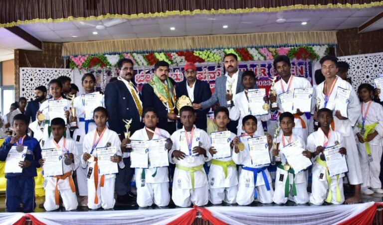 ಬೇಲೂರಿನ ಓಪನ್ ಕರಾಟೆ ಪಂದ್ಯಾವಳಿಯಲ್ಲಿ ಪದಕ ಗೆದ್ದ ಶಿವಮೊಗ್ಗ ತಂಡ