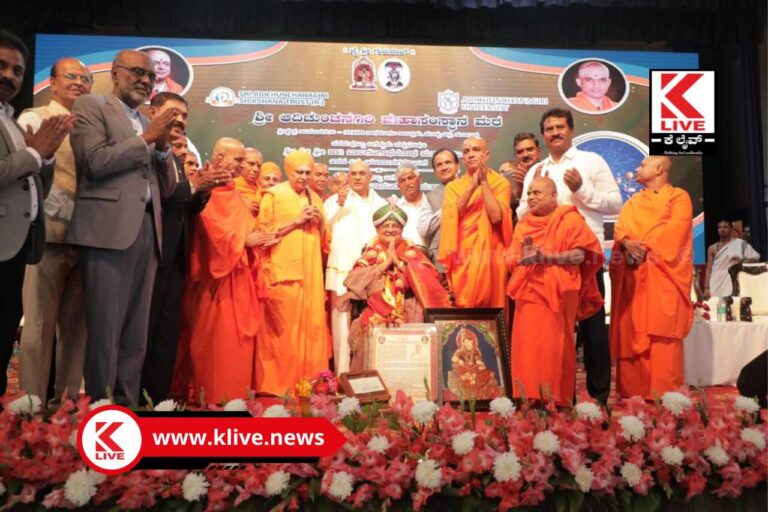 Sudhamurthy ಶಿವಮೊಗ್ಗದ ಸಮಾರಂಭದಲ್ಲಿ ಸುಧಾಮೂರ್ತಿ ಅವರಿಗೆ ವಿಜ್ಞಾತಂ ಪುರಸ್ಕಾರ ಅರ್ಪಣೆ