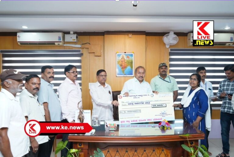 Shivamogga News ಕರ್ನಾಟಕ ಅಲ್ಪಸಂಖ್ಯಾತರ ಕಲ್ಯಾಣ ಅಭಿವೃದ್ಧಿ ಇಲಾಖೆಯ ವಿವಿಧ ಸಾಲ ಸೌಲಭ್ಯಗಳಿಗೆ ಆಯ್ಕೆಯಾದಂತಹ ಫಲಾನುಭವಿಗಳಿಗೆ ಇಂದು ಶಿವಮೊಗ್ಗ ನಗರದ ಶಾಸಕರಾದ ಎಸ್.ಎನ್ ಚನ್ನಬಸಪ್ಪ ಅವರು ಶಾಸಕರ ಕಚೇರಿ ಕರ್ತವ್ಯ ಭವನದಲ್ಲಿ ಚೆಕ್ಕನ್ನು ವಿತರಿಸಿದರು.