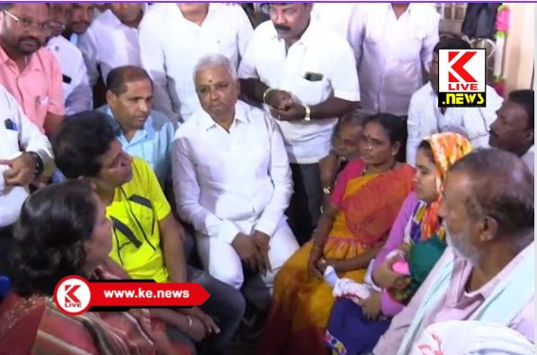 Geeta Shivaraj Kumar ಎಮ್ಮೆಹಟ್ಟಿಯಲ್ಲಿನ ಮೃತರ ಕುಟುಂಬಕ್ಕೆ ಗೀತಾ ಶಿವರಾಜ್ ಕುಮಾರ್ ಸಾಂತ್ವನ ಹೇಳಿ, ₹ 13 ಲಕ್ಷ ನೆರವು