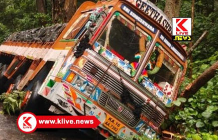 Sakrebyle ಸಕ್ರೆಬೈಲ್ ಬಳಿ ಕೆಸರಿನಲ್ಲಿ ಹೂತು ವಾಲಿ ನಿಂತ ಲೋಡ್  ಲಾರಿ