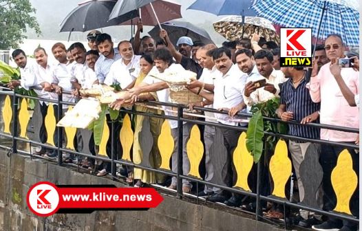 Madhu Bangarappa ಸಚಿವ ಮಧು ಬಂಗಾರಪ್ಪ ಅವರಿಂದ ಗಾಜನೂರಿನಲ್ಲಿ ತುಂಗೆಗೆ ಬಾಗಿನ ಅರ್ಪಣೆ