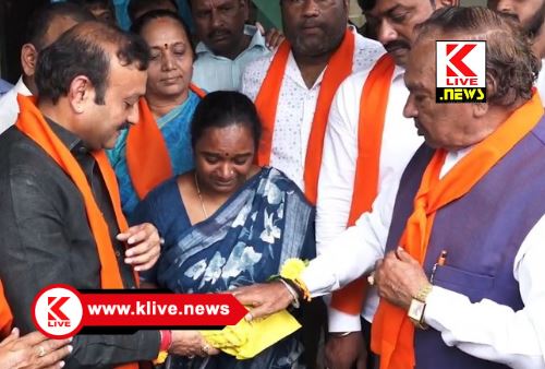 K.S. Eshwarappa ರಾಷ್ಟ್ರಭಕ್ತರ ಬಳಗದಿಂದ ಶ್ರೀಮತಿ‌ ಕವಿತಾ ಚಂದ್ರಶೇಖರ್ ಗೆ ₹5 ಲಕ್ಷ ಸಹಾಯ ಧನ ನೀಡಿಕೆ