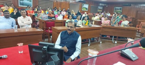 Dr. Dhananjaya Sarji ವೈದ್ಯರು ರೋಗ ಬಂದಾಗ ಚಿಕಿತ್ಸೆ ನೀಡುತ್ತಾರೆ. ಅಂಗನವಾಡಿ ಕಾರ್ಯಕರ್ತೆಯರು ರೋಗ ಬರುವ ಮುನ್ನವೇ ಉಪಚರಿಸುತ್ತಾರೆ- ಡಾ.ಧನಂಜಯ ಅರ್ಜಿ