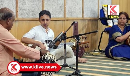 Friends Center Shivamogga ರಸಿಕರ ಮನರಂಜಿಸಿದ ವಿಜೇತ ಅಣತಿ ಅವರ ಸರೋದ್ ವಾದನ ಕಚೇರಿ