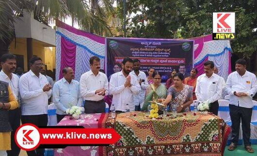 Value Social Welfare Trust ಸರ್ಕಾರಿ ಶಾಲೆ ಉಳಿಸಿ ಬೆಳೆಸುವಲ್ಲಿ ದಾನಿಗಳ ಪಾತ್ರ ಅಪಾರ- ಶಾರದಾ ಪೂರ್ಯಾನಾಯಕ್. ಶಾಲೆ ಅಭಿವೃದ್ಧಿಗೆ ಪೂರ್ಣ ಸಹಕಾರ- ಡಾ.ಎ.ಕೆ.ಶ್ರೀನಿವಾಸ ಮೂರ್ತಿ