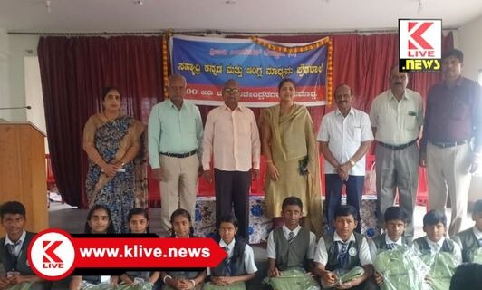Srinidhi Education Society ಪ್ರೌಢಶಾಲಾಮಕ್ಕಳಿಗೆ ಪುಸ್ತಕ ಬ್ಯಾಗ್ ಉಚಿತ ನೀಡಿದ ದಾನಿ ಶ್ರೀಮತಿ ಸುರಭಿ ಅವರಿಗೆ ಶಾಲೆಯಿಂದ ಅಭಿನಂದನೆ