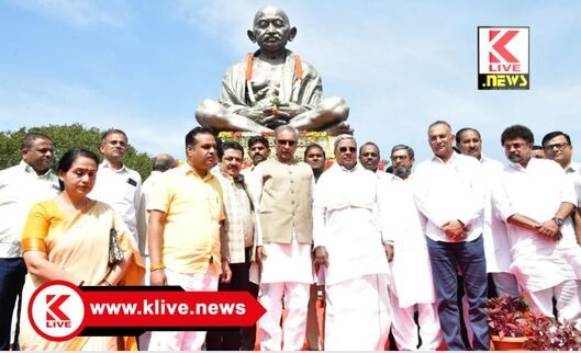 CM Siddharamaih ಹುತಾತ್ಮರ ದಿನಾಚರಣೆ. ಸಿದ್ಧರಾಮಯ್ಯನವರಿಂದ ಗಾಂಧೀಜಿಯವರ ಭಾವಚಿತ್ರಕ್ಕೆ ಪುಷ್ಪಮಾಲೆ