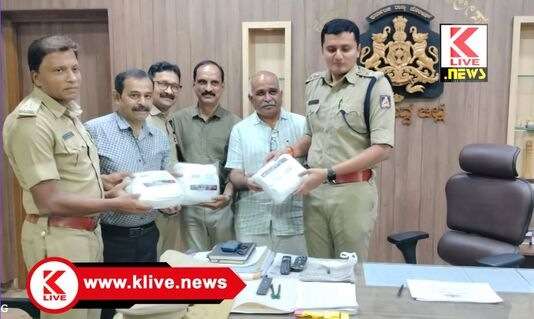 Red Cross Organization ಕರ್ತವ್ಯ ನಿರತ ಪೊಲೀಸ್ ಸಿಬ್ಬಂದಿಗೆ ಮಾಸ್ಕ್ ಗಳನ್ನ ಕೊಡುಗೆ ನೀಡಿದ ರೆಡ್ ಕ್ರಾಸ್ ಸಂಸ್ಥೆ