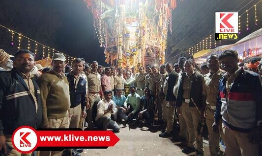Chandragutti Renukamba Temple ಚಂದ್ರಗುತ್ತಿ‌ ಜಾತ್ರೆಯಲ್ಲಿ‌ ದೇವಿಗೆ ಪೊಲೀಸ್ ಸಿಬ್ಬಂದಿಯಿಂದ ಬೃಹತ್ ಪುಷ್ಪಹಾರ ಅರ್ಪಣೆ
