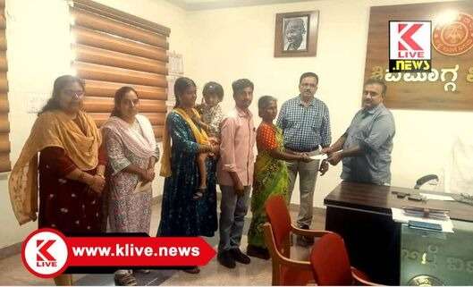 KSRTC ಮೃತವ್ಯಕ್ತಿ ಕುಟುಂಬಕ್ಕೆ ಪರಿಹಾರ ಧನ ತಲುಪಿಸಿದ ಕಾರವಾರ ಸಾರಿಗೆ ವಿಭಾಗ