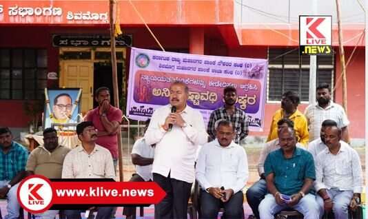 S.N.Chennabasappa ಪೌರ ಕಾರ್ಮಿಕರ ಮುಷ್ಕರದ ಸಂದರ್ಭದಲ್ಲಿ ಶಾಸಕ ಚೆನ್ನಿ ಅವರಿಂದ ಕಾರ್ಮಿಕರ ಮನವಿ ಸ್ವೀಕಾರ