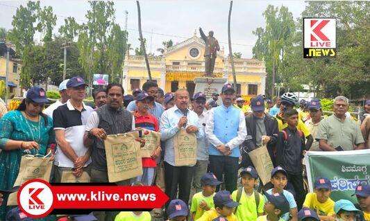 S.N.Chennabasapa ಪ್ಲಾಸ್ಟಿಕ್ ಚೀಲದ ಬದಲು ಬಟ್ಟೆ ಕೈಚೀಲ ಬಳಸಿ. ಪರಿಸರ ಉಳಿಸಿ- ಎಸ್.ಎನ್.ಚನ್ನಬಸಪ್ಪ