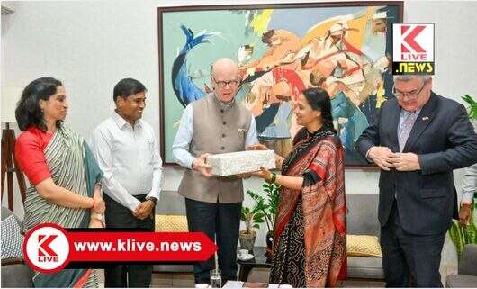 ಕೆನಡಾ ದೇಶದ ಭಾರತೀಯ ಉಪ ಹೈಕಮಿಷನರ್ ಜಿಯಾಫ್ರಿ ಡೀನ್ ಅವರು ಭೇಟಿ ಮಾಡಿದ  ಶಾಲಿನಿ ರಜನೀಶ್