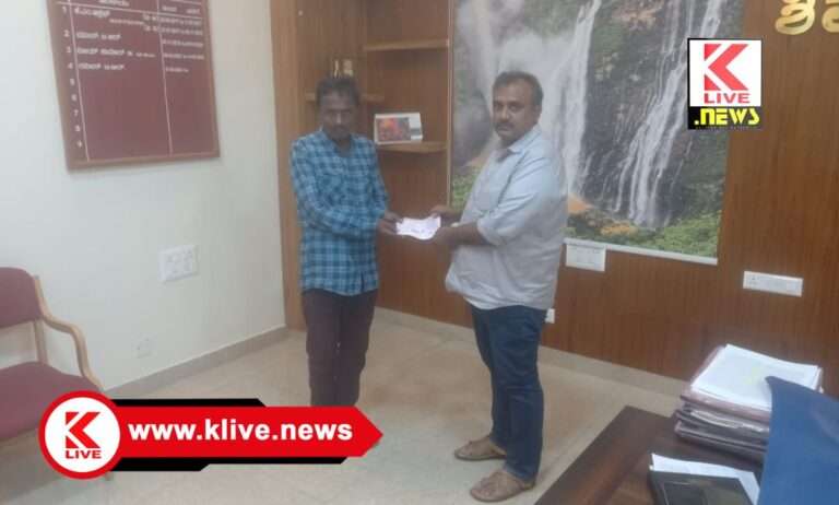 ಬಸ್ ನಿಂದ ಬಿದ್ದು ಸಾವನಪ್ಪಿದ ಹೇಮಾವತಿ ಕುಟುಂಬಸ್ಥರಿಗೆ ಸಾರಿಗೆ ಸಂಸ್ಥೆ ವತಿಯಿಂದ ಪರಿಹಾರ ಚೆಕ್ ವಿತರಣೆ