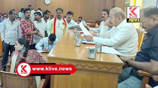 Shimoga News ಮಾರ್ಗಸೂಚಿ ಆಧರಿತ ಕನ್ನಡ ನಾಮಫಲಕ ಅಳವಡಿಕೆ& ರಸ್ತೆ ತಿರುವುಗಳಲ್ಲಿ ಫ್ಲೆಕ್ಸಿ‌ ಪ್ರದರ್ಶನ ನಿಷೇಧಿಸಲು ಮನವಿ ಅರ್ಪಣೆ.