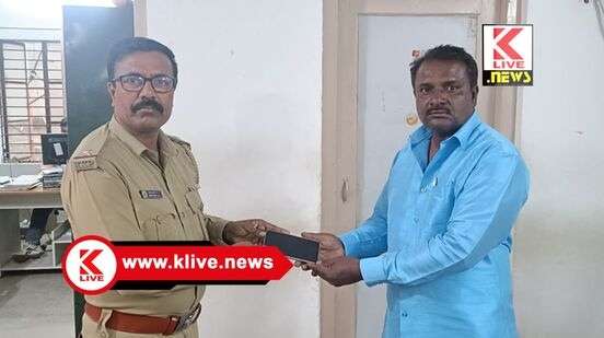 Hole Honnur Police Station ಕಳೆದ ಮೊಬೈಲ್ ಪತ್ತೆ.ಮಾಲೀಕರಿಗೆ ವಾಪಸ್ ನೀಡಿದ ಪೊಲೀಸ್ ಇಲಾಖೆ.