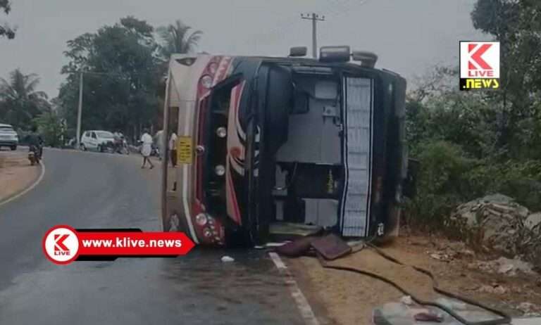 ಚಾಲಕನ ನಿಯಂತ್ರಣ ತಪ್ಪಿ ಖಾಸಗಿ ಬಸ್  ಪಲ್ಟಿ