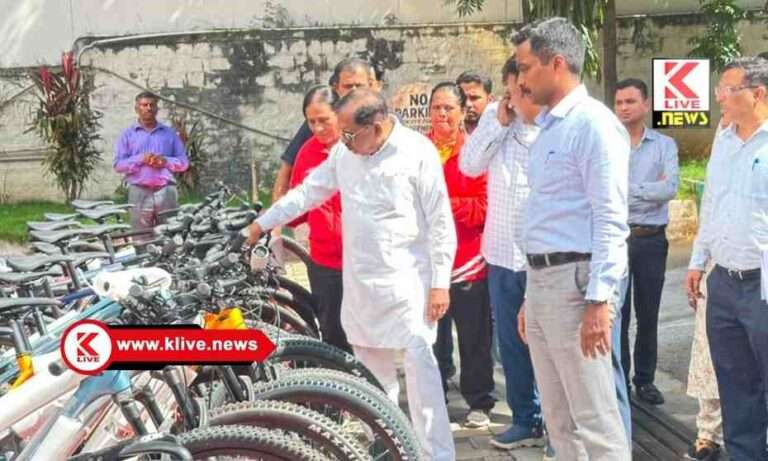 Department of Youth Empowerment and Sports ಸೈಕ್ಲಿಂಗ್ ತರಬೇತಿ ಪಡೆಯುತ್ತಿರುವ 35 ಪರಿಶಿಷ್ಠ ಜಾತಿಗೆ ಸೇರಿದ ಕ್ರೀಡಾಪಟುಗಳಿಗೆ ಡೀಸಿಎಂ ಡಾ.ಜಿ.ಪರಮೇಶ್ವರ ಅವರಿಂದ ಅತ್ಯಾಧುನಿಕ ಸೈಕಲ್ ಗಳ ವಿತರಣೆ