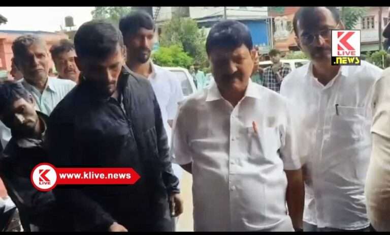 ರಸ್ತೆ ಸಂಪರ್ಕಕ್ಕಾಗಿ ಗ್ರಾಮಸ್ಥರು ಮತ್ತು ಶಾಲಾಮಕ್ಕಳಿಂದ ಪ್ರತಿಭಟನೆ